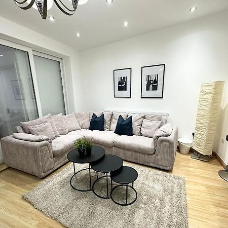 London Charm - Stylish Room In Spacious Home Exterior photo