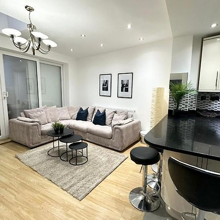 London Charm - Stylish Room In Spacious Home Exterior photo