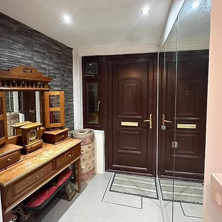 London Charm - Stylish Room In Spacious Home Exterior photo