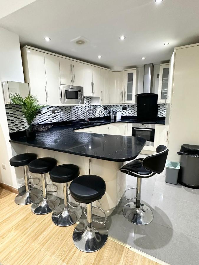 London Charm - Stylish Room In Spacious Home Exterior photo