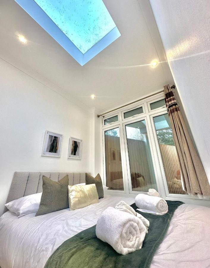 London Charm - Stylish Room In Spacious Home Exterior photo