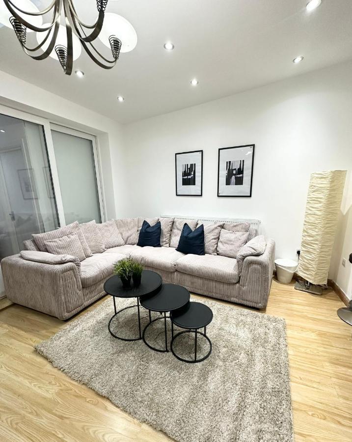 London Charm - Stylish Room In Spacious Home Exterior photo