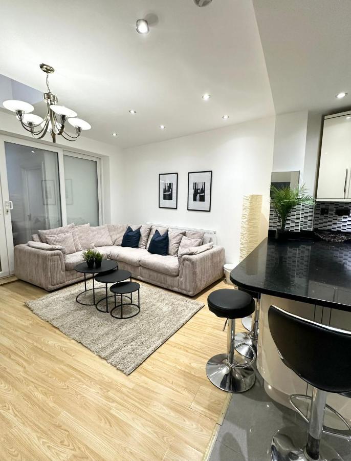 London Charm - Stylish Room In Spacious Home Exterior photo