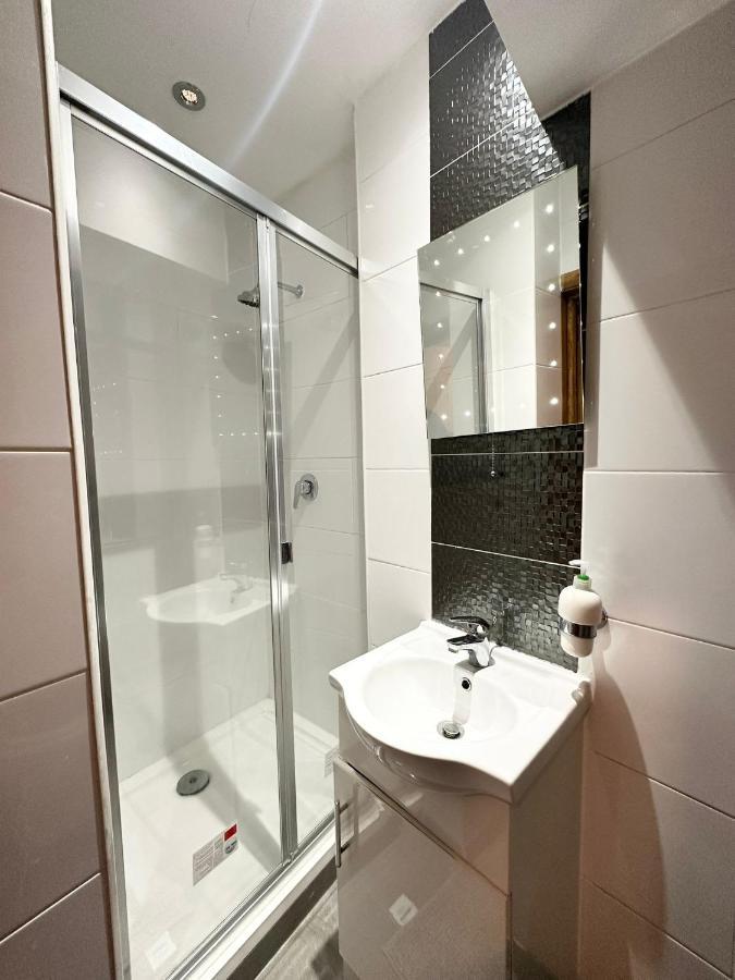 London Charm - Stylish Room In Spacious Home Exterior photo