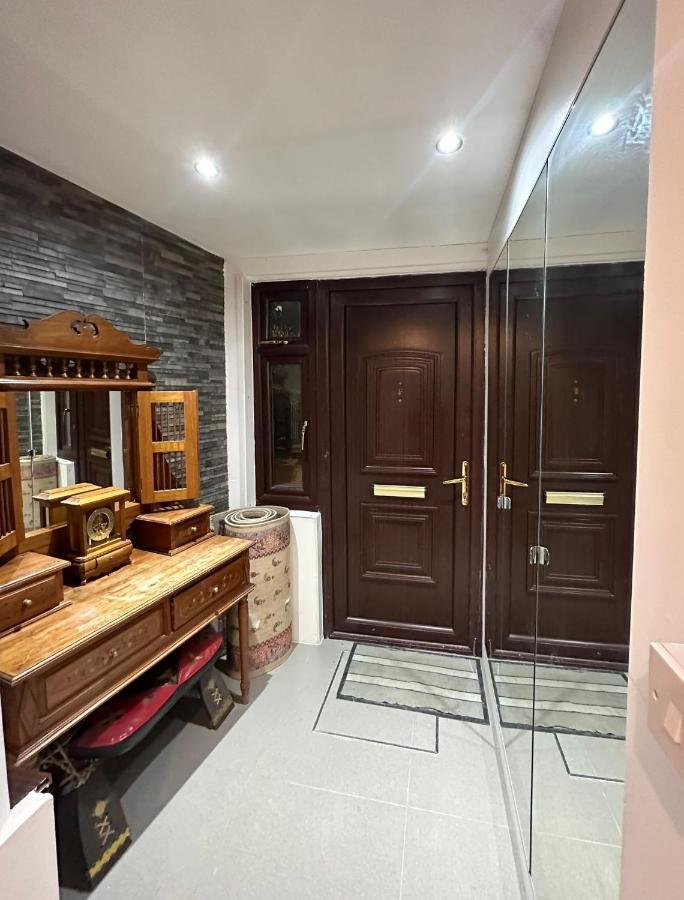 London Charm - Stylish Room In Spacious Home Exterior photo