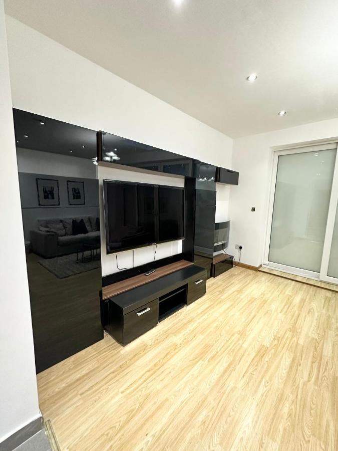 London Charm - Stylish Room In Spacious Home Exterior photo
